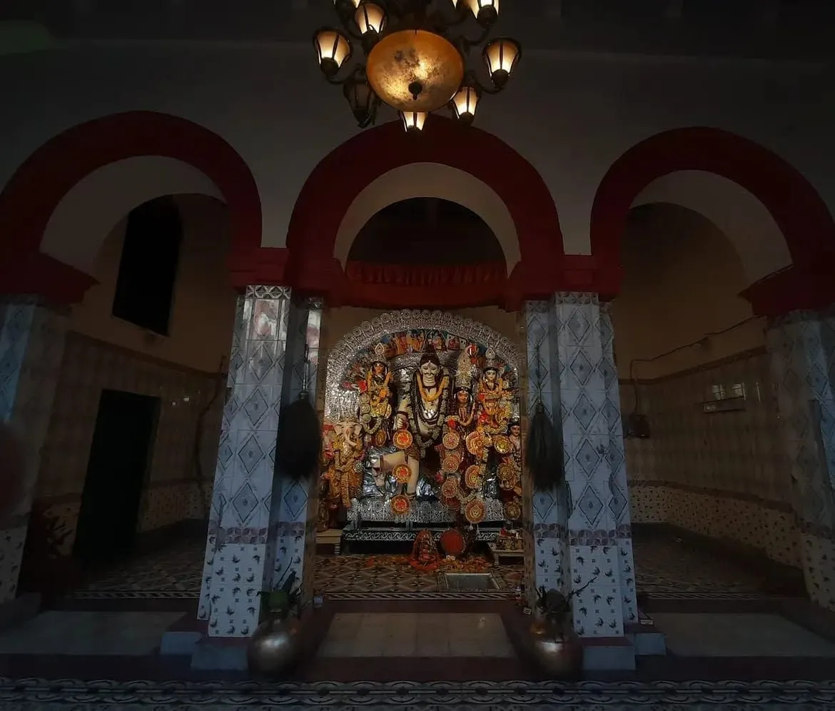 Deuri Periye Debir Ghore: Chinsurah Bonedi Barir Durga Puja